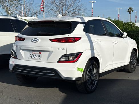 Used 2023 Hyundai Kona SE image 3