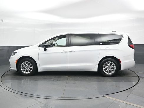 Used 2024 Chrysler Pacifica Touring-L image 9