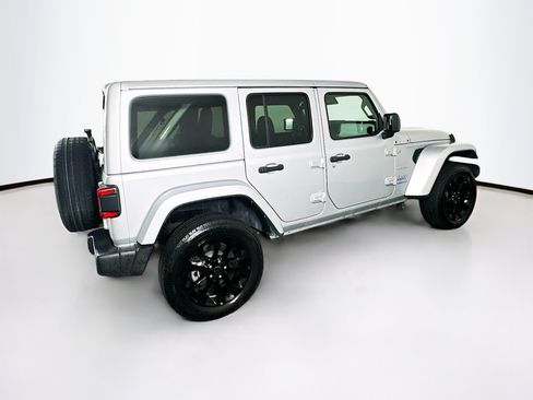 Used 2024 Jeep Wrangler Unlimited Sahara AWD/4WD image 10