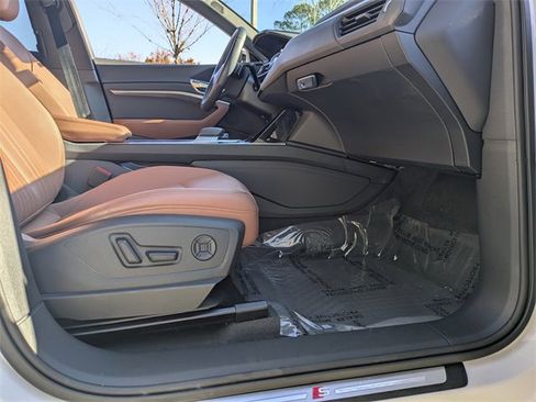 Used 2023 Audi e-tron Premium Plus w/ Premium Plus Package image 3