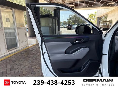 Used 2022 Toyota Highlander XLE FWD image 14