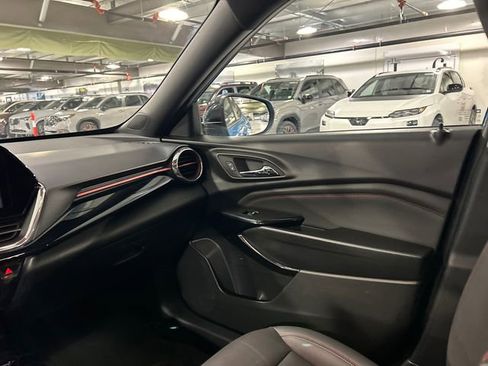 Used 2025 Chevrolet Trax RS w/ Sunroof Package image 25