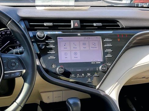 Used 2018 Toyota Camry XLE image 6