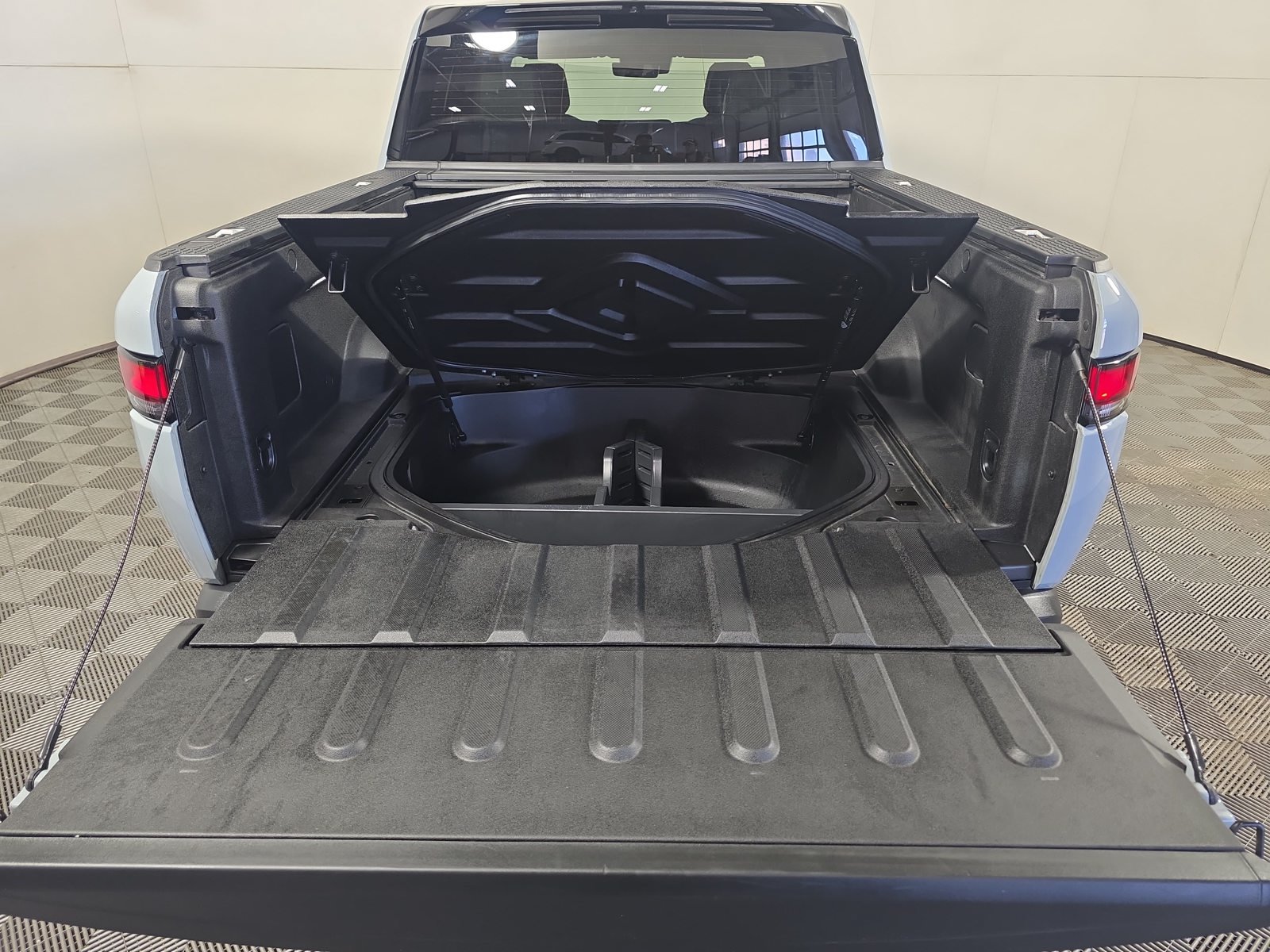Used 2025 Rivian R1T Adventure Dual AWD/4WD image 15