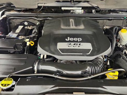 Used 2012 Jeep Wrangler Unlimited Sahara w/ Dual Top Group AWD/4WD image 27