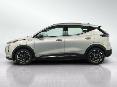 Used 2022 Chevrolet Bolt EUV Premier w/ Sun & Sound Package FWD image 2