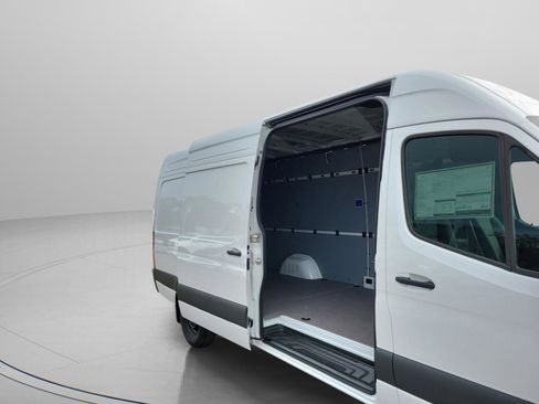 Used 2025 Mercedes-Benz Sprinter 2500 image 4