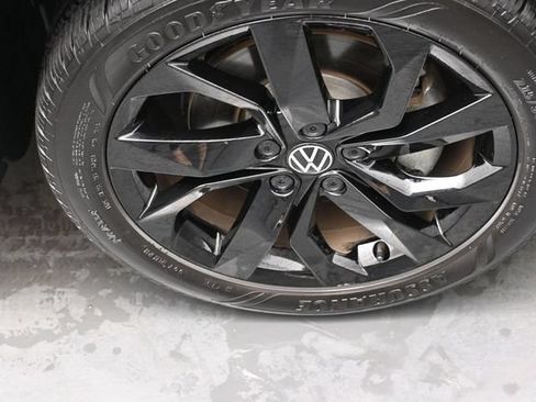 Used 2023 Volkswagen Taos SE w/ Panoramic Sunroof Package FWD image 31