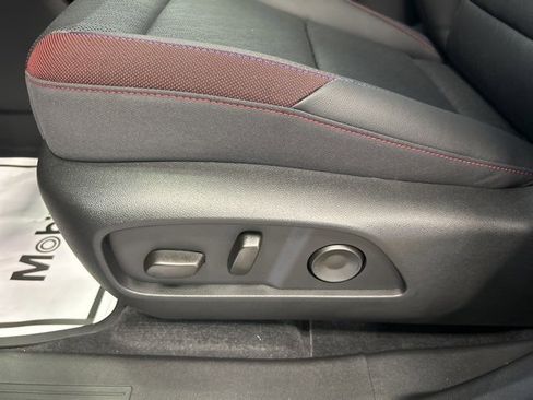 Used 2025 Chevrolet Equinox RS w/ Convenience Package III image 11