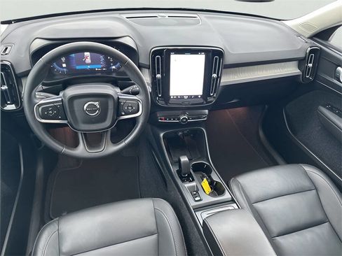 Used 2025 Volvo XC40 B5 Core image 11