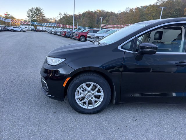 Used 2024 Chrysler Pacifica Touring-L FWD image 9
