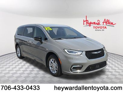 Used 2025 Chrysler Pacifica Select