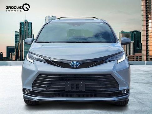 Used 2025 Toyota Sienna XLE Woodland Edition AWD/4WD image 9