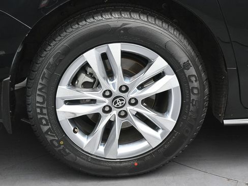 Used 2025 Toyota Sienna XLE w/ XLE Plus Package AWD/4WD image 38