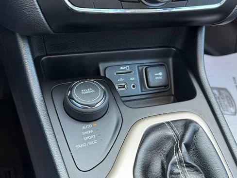 Used 2018 Jeep Cherokee Limited AWD/4WD image 23