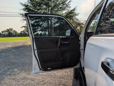 Used 2020 Toyota 4Runner Venture w/ Moonroof Package AWD/4WD image 10
