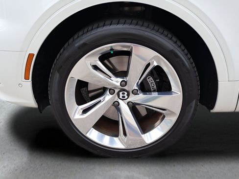 Used 2024 Bentley Bentayga AWD/4WD image 6