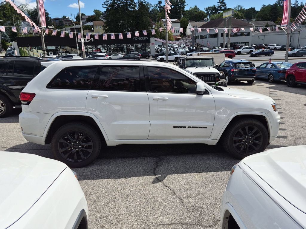Used 2018 Jeep Grand Cherokee Altitude AWD/4WD image 4