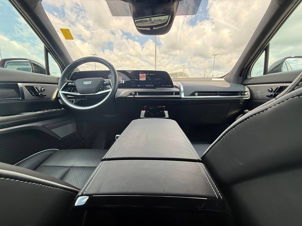 Certified 2026 Cadillac Vistiq Platinum w/ LPO, Floor Liner Package AWD/4WD image 24