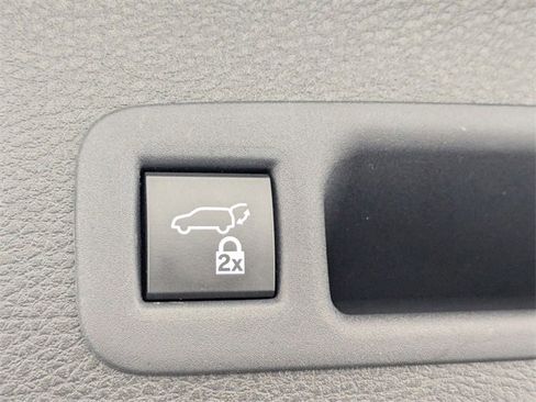 Used 2024 Toyota Sienna Platinum image 31