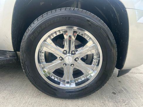 Used 2010 GMC Yukon SLT w/ SLT-2 Equipment Package image 6