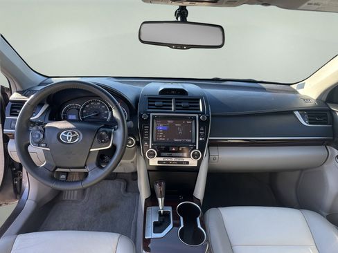Used 2014 Toyota Camry XLE image 11