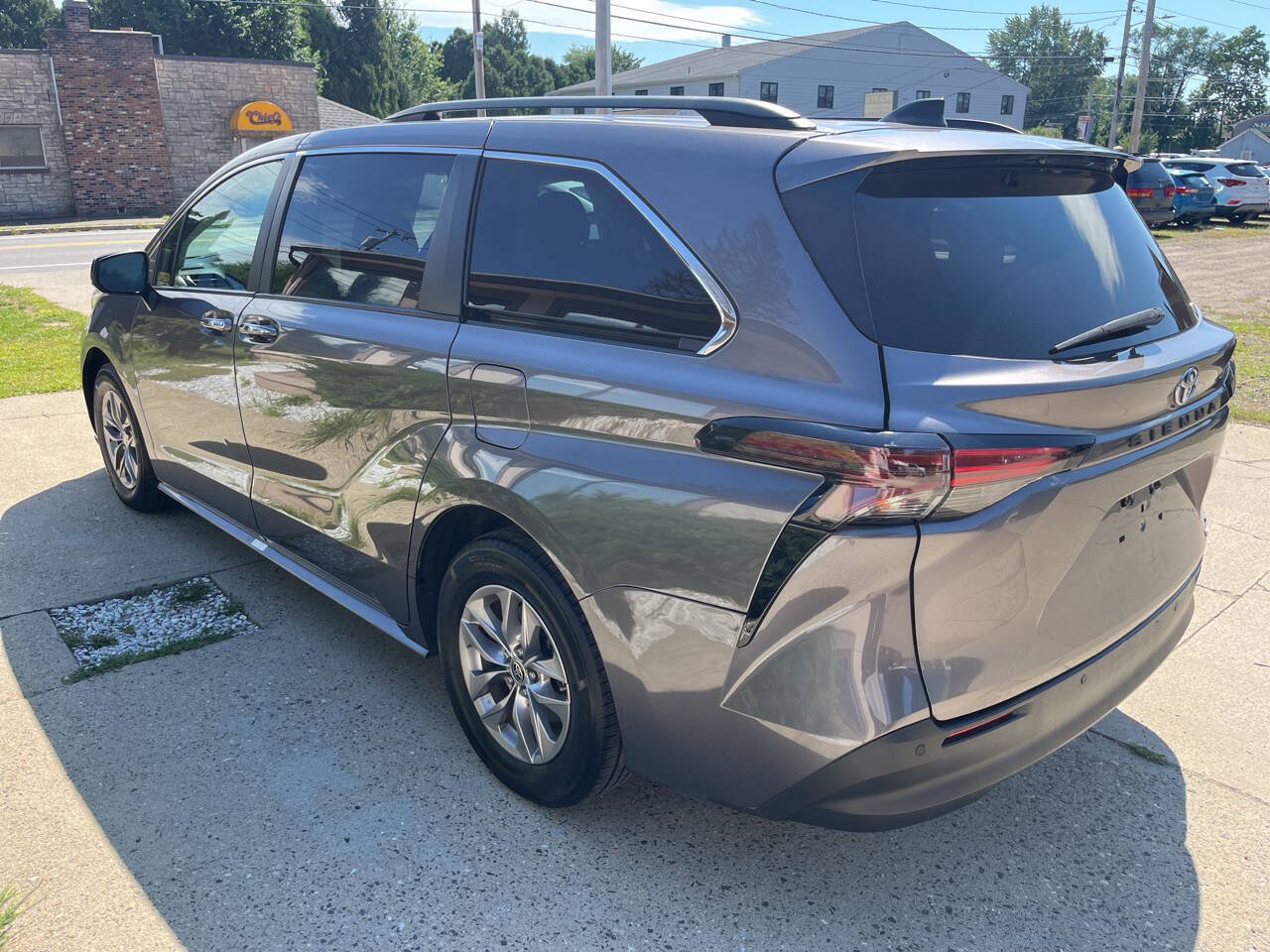 Used 2022 Toyota Sienna XLE FWD image 3