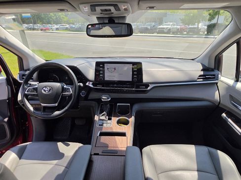 Used 2022 Toyota Sienna XLE FWD image 23