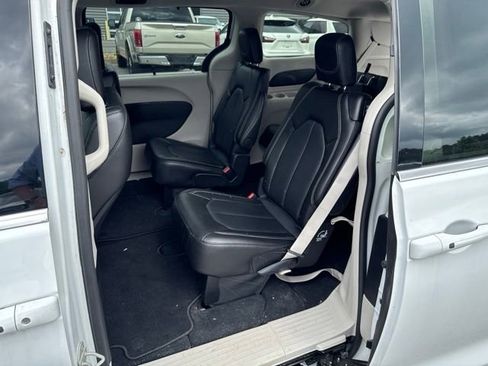 Used 2024 Chrysler Pacifica Touring-L FWD image 14