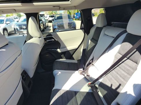New 2025 Mitsubishi Outlander SE image 12