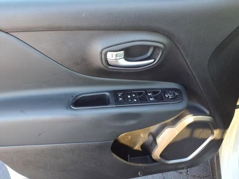 Certified 2022 Jeep Renegade Latitude w/ Convenience Group image 6