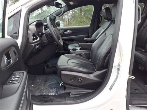 Used 2025 Chrysler Pacifica Select image 14