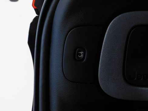 Used 2017 Jeep Cherokee Latitude w/ Comfort & Convenience Group image 80