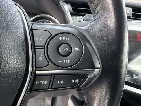 Used 2020 Toyota Camry XLE w/ Sunroof Package FWD image 14