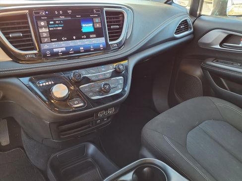 Used 2022 Chrysler Pacifica Touring w/ S Appearance Package image 5