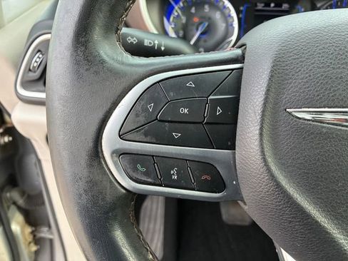 Used 2018 Chrysler Pacifica Touring-L image 23