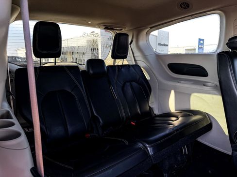 Used 2023 Chrysler Pacifica Touring-L image 23