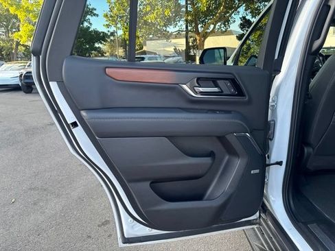 Used 2025 GMC Yukon Denali AWD/4WD image 32