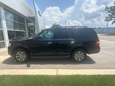 Used 2017 Ford Expedition XLT RWD image 4