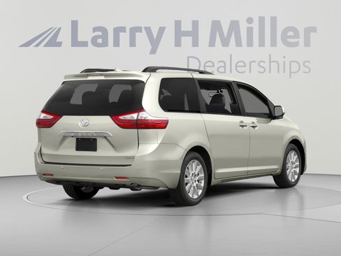 Used 2017 Toyota Sienna XLE w/ XLE Navigation Package FWD image 2