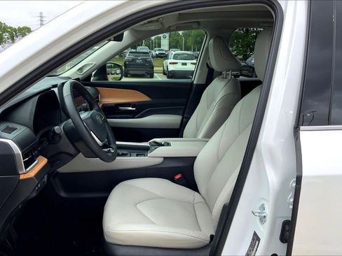 Used 2025 Toyota Grand Highlander FWD image 8