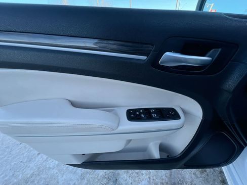 Used 2022 Chrysler 300 Touring L image 13