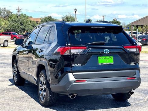 Used 2022 Toyota RAV4 XLE Premium image 6