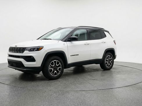 Used 2025 Jeep Compass Trailhawk AWD/4WD image 3