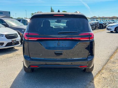 New 2026 Chrysler Pacifica Select AWD/4WD image 7