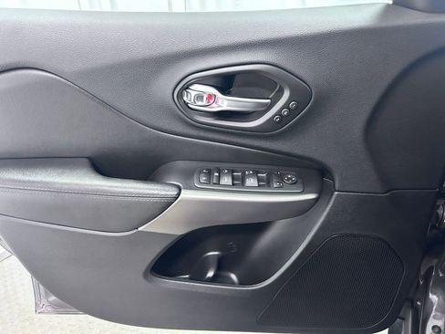 Used 2020 Jeep Cherokee Limited image 4