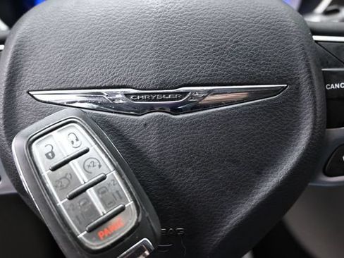 Certified 2023 Chrysler Pacifica Touring-L FWD image 46