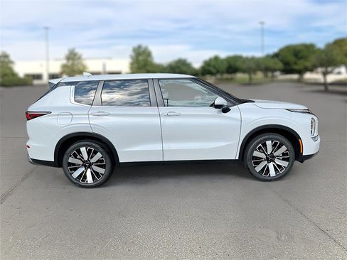 New 2025 Mitsubishi Outlander SE image 7