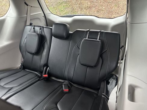 Used 2024 Chrysler Pacifica Touring-L image 9