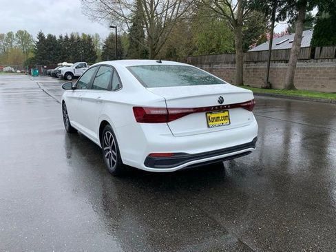 Used 2025 Volkswagen Jetta SE w/ Sunroof Package FWD image 3